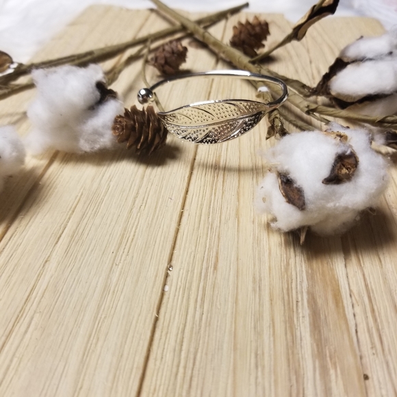 🍃🍃Pretty Leaf Bangle bracelet in SILVER 🍃🍃 - Picture 5 of 8